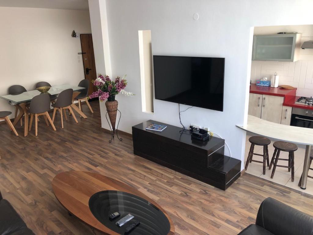 Sky Home Apartment Jabotinsky 8 Bat Yam Exterior foto
